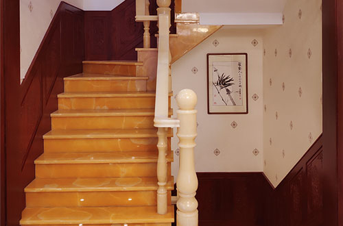 澧县中式别墅室内汉白玉石楼梯的定制安装装饰效果